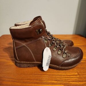 Women's brown fleece lined leather boots size 6 NWT